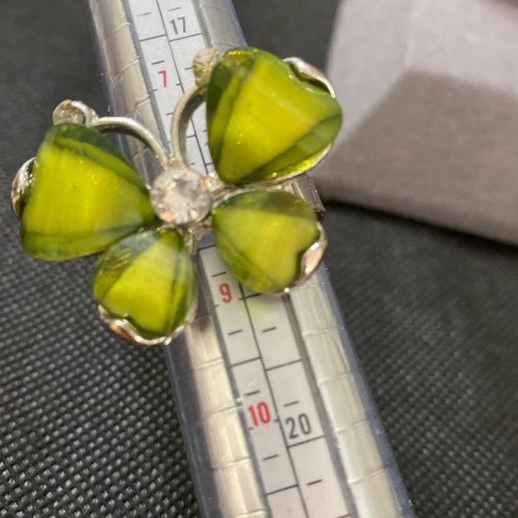 Vintage Olive Green Flower with center rhinestone expandable ring - Picture 3 of 6